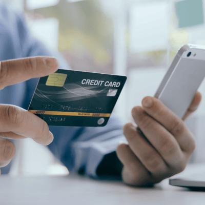 mezczyzna  wpisujacy numer karty przy platnosci za rezerwacje