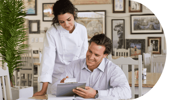 restaurator czyta raport z utargu dziennego