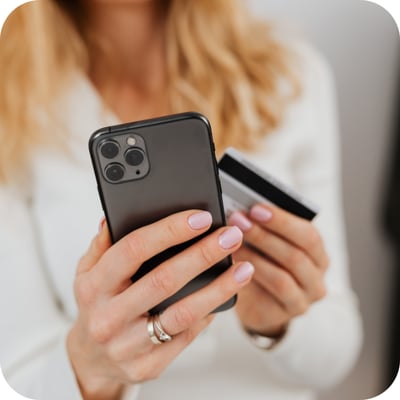 Czy da się samodzielnie zmienić wygląd karty w Apple Pay?