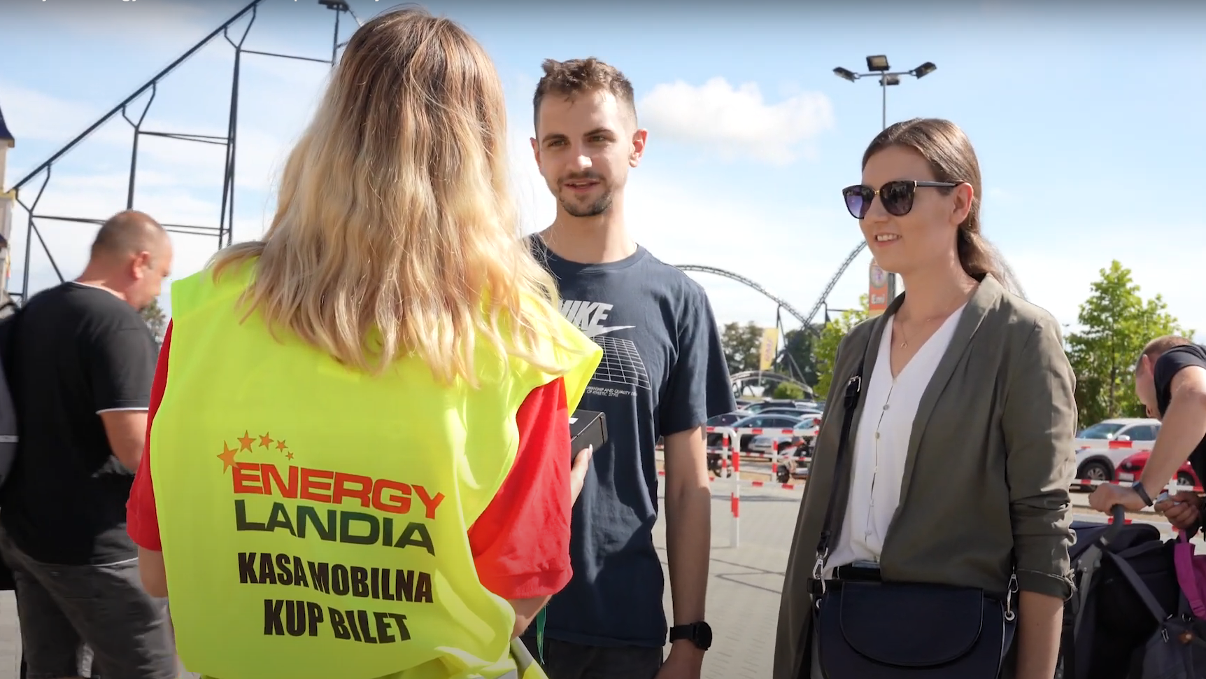 Kasjerka Parku Rozrywki Energylandia sprzedaje bilety bez kolejki