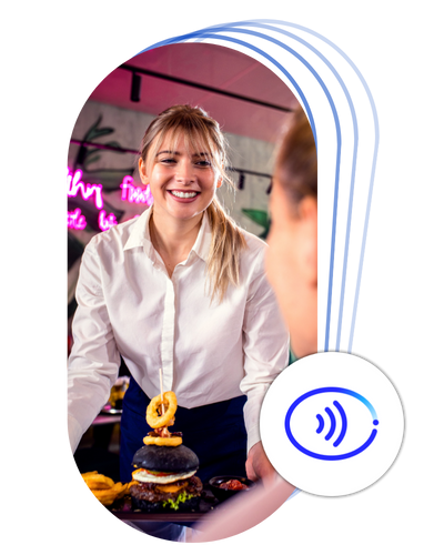 Przyjmowanie napiwku w terminalu płatniczym przez kelnerkę