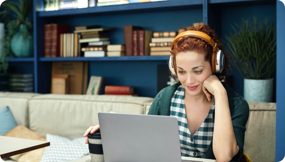 Kobieta siedząca przed laptopem dokonuje płatności w internecie korzystając z usługi SafeLink